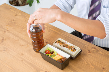 お茶を飲むビジネスマン