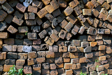 estacas de madeira quadrada  empilhada aguardando comercializaçao madeira de reaproveitamento  sudeste do brasil inverno de 2018