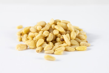 pinienkerne isoliert