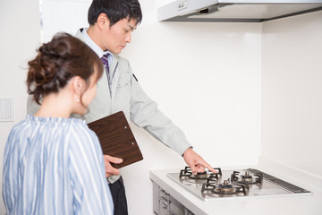 キッチンをチェックする男性