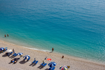 Fototapeta na wymiar Playa con mar azul turquesa y arena blanca en Grecia