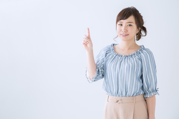 一押しポーズする女性