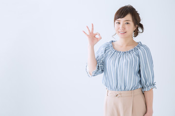 OKサインする女性
