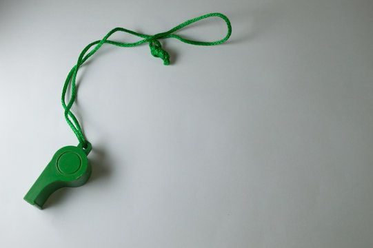 apito verde de futebol isolado