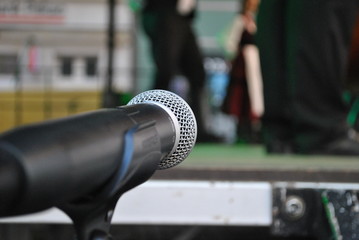 Mikrofon na scenie