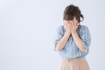顔を覆う女性