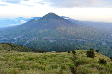 Fototapeta premium Green Grass Hill with Beautiful Mountain