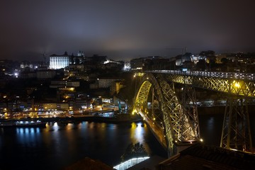 Fototapeta na wymiar Porto de noche
