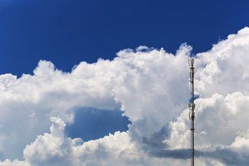 Obraz premium Silhouette of transmitter with clouds background.