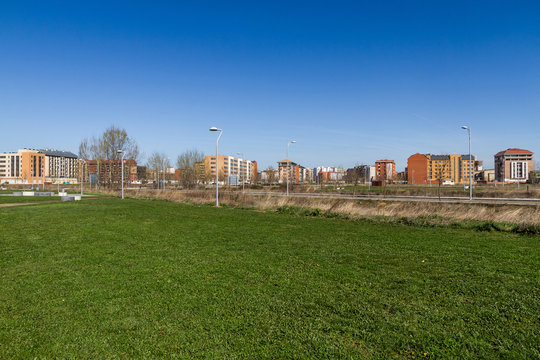  Paisaje urbano de pol&iacute;gono o urbanizaci&oacute;n de viviendas, con solares vac&iacute;os para construir