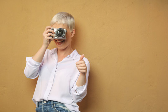 Junge Frau / Blond / mit Kamera