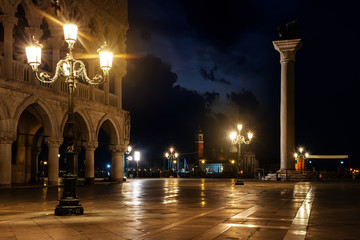 Fototapeta na wymiar At night in Venice 