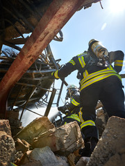 Fototapeta premium Feuerwehr - Feuerwehrmänner löschen Brand 