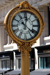 Fototapeta na wymiar Goldene Uhr Fifth Avenue