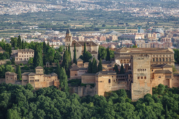 Fototapeta premium Alhambra against the city
