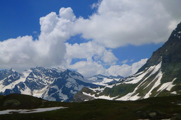 Fototapeta na wymiar panorama of mountain in summer with clouds