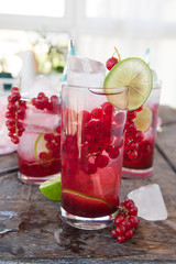 Cocktail mit Johannisbeeren und Limette