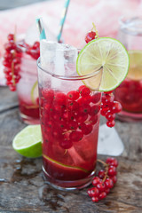 Cocktail mit Johannisbeeren und Limette