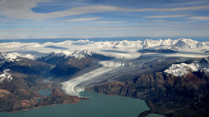 Luftaufnahme des Viedma-Gletschers mit Cordon Mariano Moreno am südlichen patagonischen Eisfeld, in der Nähe von El Chalten, Patagonien, Argentinien