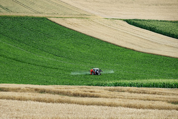 Traktor im Feld beim Unkrautvernichten © marteck