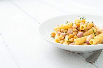 Pasta con ceci e pancetta