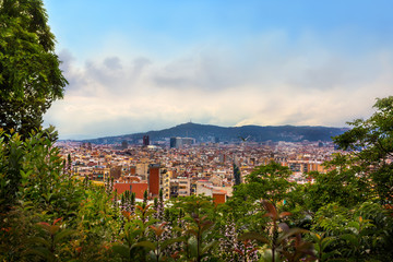 Obraz premium Piękny widok panoramiczny na Barcelonę. Widok z góry Montjuic na górę Tibidabo.