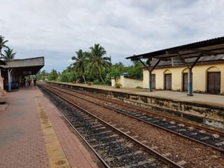 Fototapeta na wymiar Hikkaduwa, Sri Lanka - May 09, 2018: Railway platform at the station Hikkaduwa in Sri Lanka