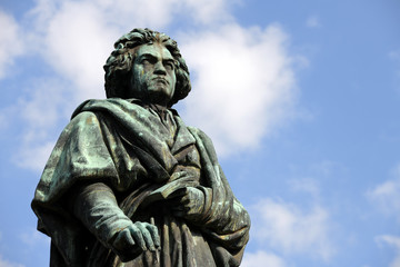 Fototapeta na wymiar Ludwig van Beethoven, Musik, Kunst, Kultur, Sinfonie, Beethovendenkmal auf dem Münsterplatz in Bonn, Deutschland