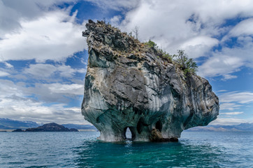 postal de las catedrales de marmol en chile con un cielo azulado y aguas de color turquesa durante...