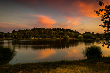 Przepiękne niebo rozświetlone zachodzącym słońcem © Senatorek
