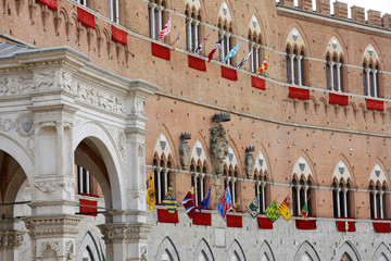 SIENA, ITALY - AUGUST 16, 2008: Piazza del Campo is the main square of Siena with view on Palazzo Pubblico and its Torre del Mangia. - obrazy, fototapety, plakaty