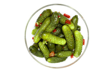 Grüne Gewürzgurken in einer Glasschale