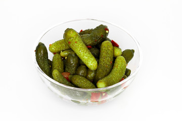 Grüne Gewürzgurken in einer Glasschale