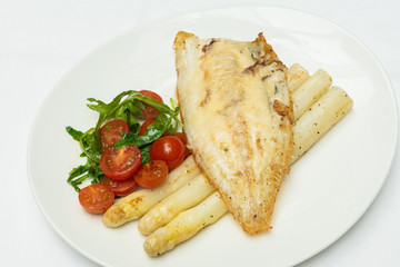 Seezunge mit frischem Spargel, Tomaten und Rucola
