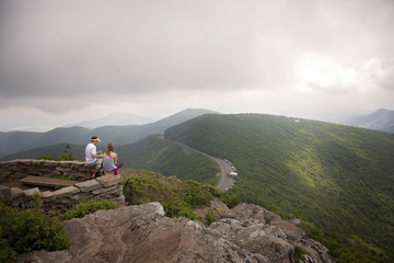 Fototapeta premium Couple enjoying lunch at mountain overlook