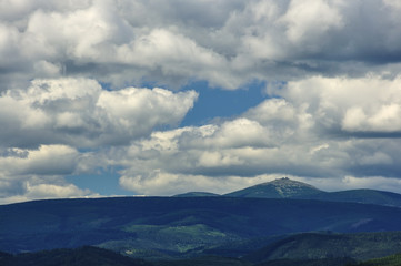 G&oacute;rski pejzaż z chmurami 