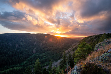 Leuchtende Wolken beim Sonnenuntergang - Berge und T&auml;ler im Harz