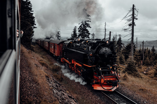Dampflok der Harzer Schmalspurbahn fährt zum Brocken