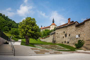 Obraz premium Castle and walls on the old town in Skofja Loka, Slovenia