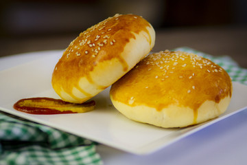 Pão. Brioche em uma mesa decorada