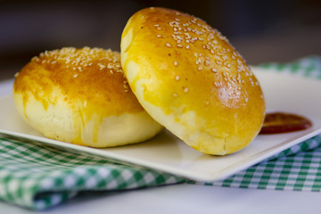 Pão. Brioche em uma mesa decorada
