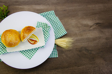 Hambúrguer. sanduíche pão recheado com carne presunto e queijo em uma mesa decorada
