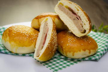 Hambúrguer. sanduíche pão recheado com carne presunto e queijo em uma mesa decorada