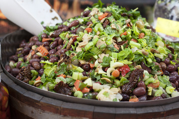 Misto di insalata con olive 