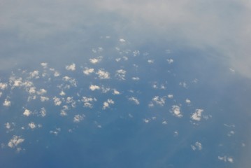 Obraz premium Niewielkie chmury na słonecznym niebie