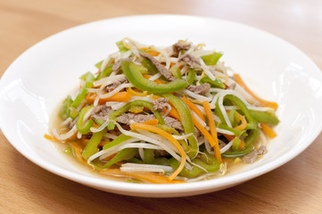 野菜と細切り豚肉の炒め物