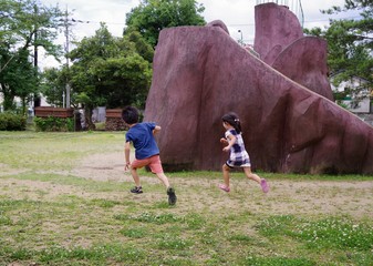 Obraz premium 公園を走る子供