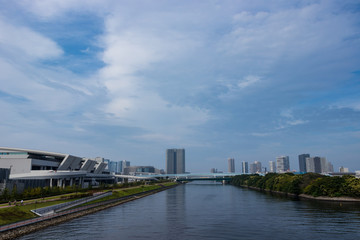 Fototapeta premium (東京都ｰ都市風景)豊洲ぐるり公園沿いの川と歩道２
