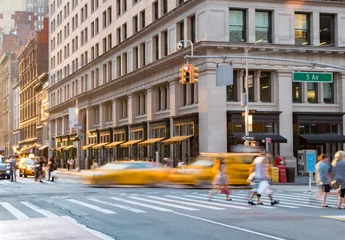 Poster Menschen und Taxis an der Kreuzung der Fifth Avenue und der 23rd Street in Manhattan New York City © deberarr