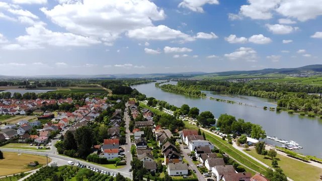 Deutschland, Rheinland-Pfalz. Heidesheim am Rhein , Rhein. Blick über Heidesheim auf den Rhein